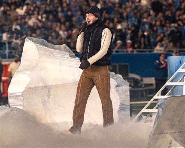 Dolly Parton Scores, Jack Harlow Fumbles |