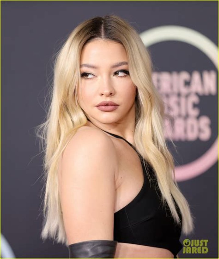 Madelyn Cline At AMAs 2021 In Black Dress: Photos Hollywood Life