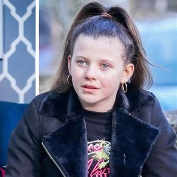 Scarlett Smith (TikTok Star) - Age, Birthday, Bio, Facts, Family, Net Worth, Height & More